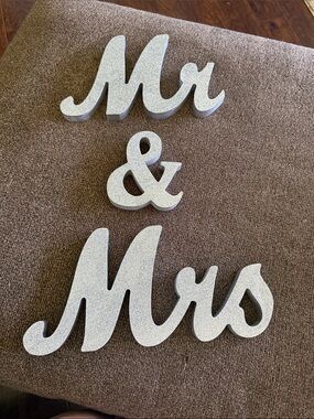 Silver Glitter "Mr & Mrs" Script Sign